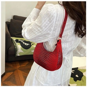 Détail du sac à bandoulière rouge motif crocodile avec fermeture éclair métallique