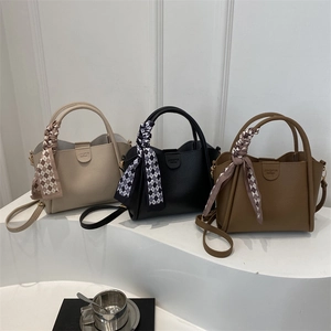 Sac seau minimaliste en cuir avec poignée foulard en soie en beige, noir et marron