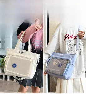 Dettaglio della borsa tote stile college con tasca a rete e logo Lucky Fashion