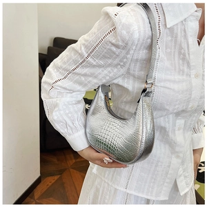 Détail du sac hobo argenté à relief crocodile avec fermeture éclair et texture lisse