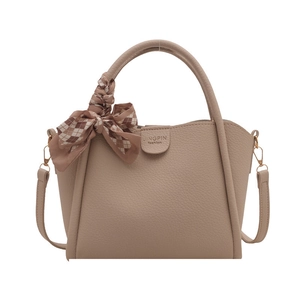 Sac seau élégant beige à texture grainée avec poignée et foulard à carreaux chic