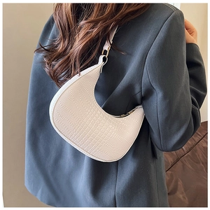 Détail du sac sous les bras demi-lune blanc crème avec texture gaufrée crocodile