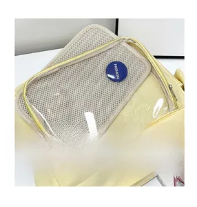 Vista dettagliata della borsa gialla con finestra in PVC e inserto a rete rimovibile