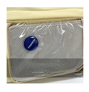 Dettaglio della tasca a rete con cerniera e badge blu alla moda su borsa gialla