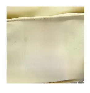 Dettaglio macro della toppa con logo Lucky Fashion su tessuto di tela gialla di qualità