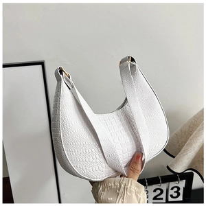 Détail du sac à bandoulière blanc avec gaufrage crocodile et boucle dorée chic