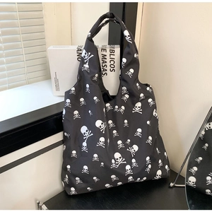 Detailaufnahme der schwarzen Beuteltasche mit Totenkopf-Print und Trageriemen
