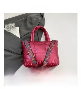 Détail du sac cabas bordeaux matelassé avec bandoulière brodée au style bohème