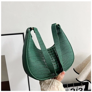 Détail du sac hobo vert foncé avec motif crocodile et finitions métalliques dorées