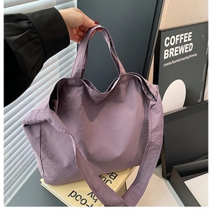 Grande borsa tote in tela viola con tessuto testurizzato e ampi spallacci per la spalla
