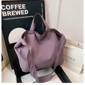 Borsa tote grande in tela viola scuro con finitura testurizzata e tracolla regolabile extra
