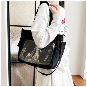 Dettaglio di una borsa Ita in tela nera con grande finestra in PVC trasparente