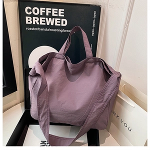 Dettaglio della borsa tote lavanda che mostra la trama resistente all'acqua e la tracolla