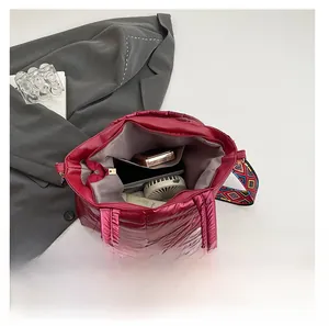 Vue intérieure montrant la grande capacité du sac en nylon matelassé avec bandoulière