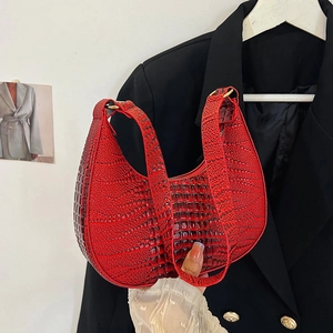 Sac à bandoulière chic rouge texture crocodile pour femme au design rétro minimaliste
