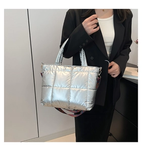 Détail du sac cabas matelassé argenté avec bandoulière tissée colorée de style ethnique