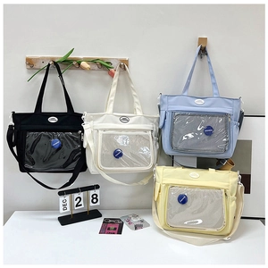 Dettaglio degli zaini scolastici con finestra trasparente e testo logo Lucky Fashion
