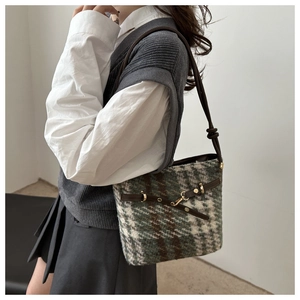 Détails du sac seau en tweed à carreaux vert et blanc avec bordure en cuir et chaîne