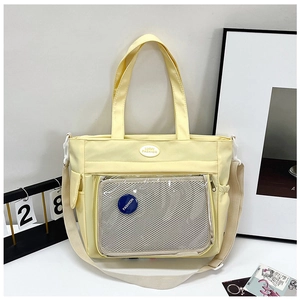 Dettaglio della borsa ita in tela gialla con tasca in PVC trasparente e tracolla regolabile