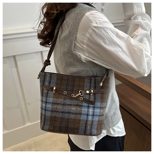 Vue détaillée du sac seau vintage en laine avec motif à carreaux classique bleu et marron