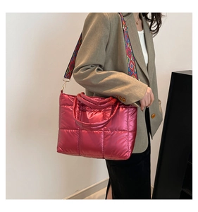Détail du sac fourre-tout matelassé fuchsia avec finition métallisée et sangle tissée