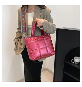 Détail du sac fourre-tout matelassé rouge rose avec bandoulière tissée colorée