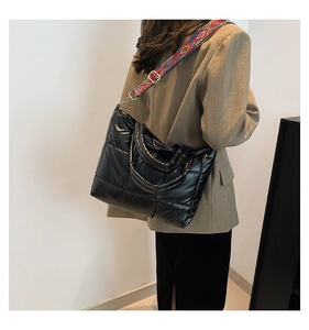Détail du sac cabas matelassé noir avec une bandoulière jacquard colorée bohème