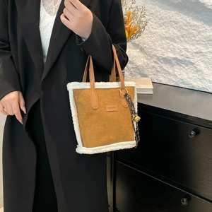 Sac fourre-tout en daim marron avec bordure en fausse fourrure blanche et charm doré