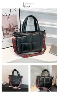 Détail du sac cabas matelassé noir avec une bandoulière tissée colorée style bohème