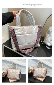 Détail du sac cabas argenté matelassé avec une bandoulière réglable de style ethnique