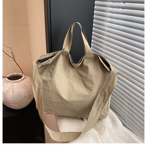 Dettaglio borsa tote in nylon marrone chiaro con trama a pieghe e ampia tracolla