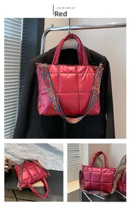 Détail du sac cabas matelassé rouge avec une bandoulière géométrique de style ethnique