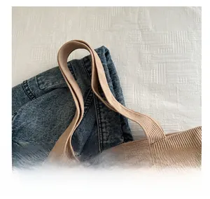 Detail eines hellbraunen Cord-Shoppers mit weichem Griff und vertikaler Rippenstruktur