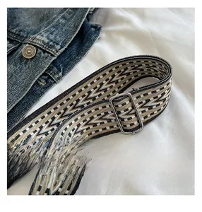 Détail de la large bandoulière tissée avec motif en V rétro et boucle en métal argenté