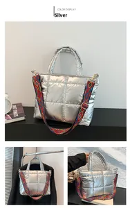 Détail du sac cabas matelassé argenté avec une bandoulière tissée géométrique colorée