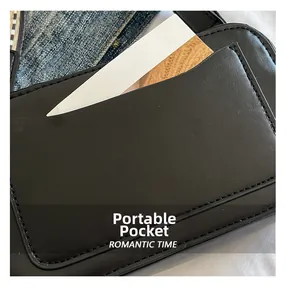 Gros plan détaillé d'un sac bandoulière en cuir noir avec une fente externe pour les cartes