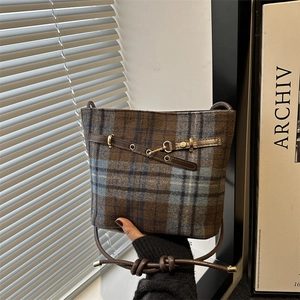 Sac seau chic en laine à carreaux avec bandoulière en cuir et boucle dorée