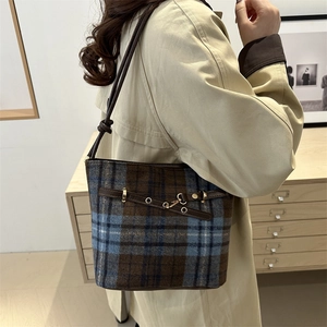 Sac seau rétro en laine à carreaux pour femme avec bandoulière et détails métalliques dorés