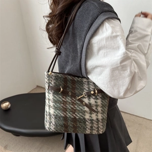 Sac seau vintage en laine à carreaux verts avec bandoulière cuir et fermoir doré