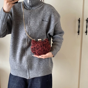 Mini cat-shaped shoulder bag with red leopard print and golden chain strap