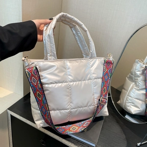 Sac cabas matelassé blanc champagne avec une large bandoulière ethnique aux motifs colorés