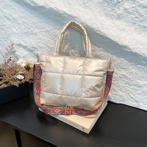 Sac cabas matelassé or champagne avec bandoulière à motifs géométriques style ethnique