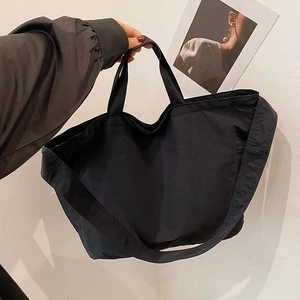 Grande borsa tote nera minimalista in tela con ampi spallacci per il pendolarismo quotidiano