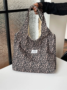 Vintage leopard print tote bag with large capacity and stylish fashion patch