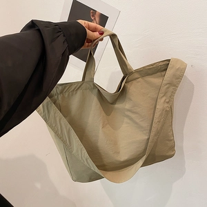 Grande borsa tote minimalista in tela kaki con ampia tracolla per uso quotidiano