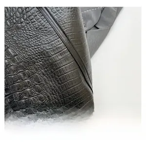 Détail de similicuir noir gaufré crocodile avec coutures latérales renforcées du sac