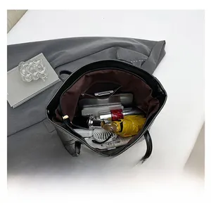 Vue détaillée de l'intérieur du sac cabas montrant sa grande capacité de rangement