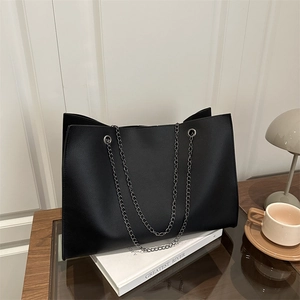 Borsa tote minimalista in pelle nera con tracolle a catena argento per l'ufficio