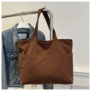 Detail einer braunen Cord-Tragetasche mit Vordertasche und weicher Vintage-Textur