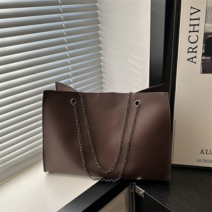 Grande borsa tote marrone in pelle con tracolle a catena argento e texture a grana fine